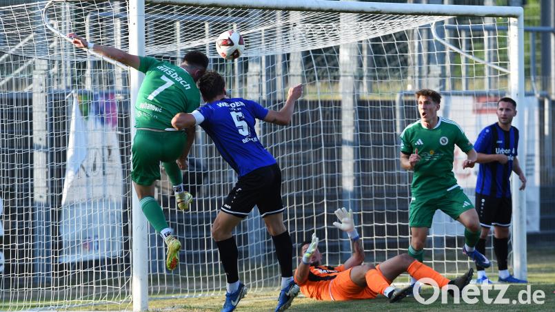 Die SpVgg SV Weiden musste am Dienstagabend auch einige heikle Situationen überstehen, aber am Ende feierten die Schwarz-Blauen einen 3:2-Pokalsieg gegen die SpVgg Ansbach. Bild: Gerhard Büttner