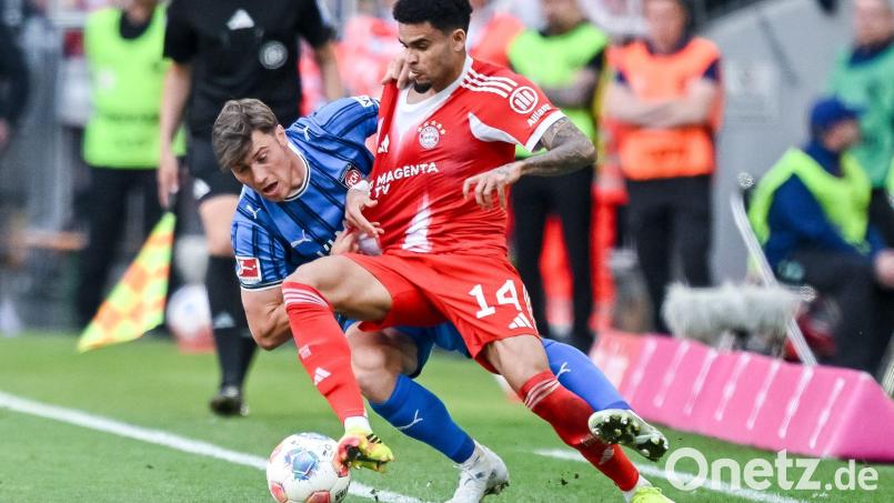 Wiedersehen im Testspiel: Heidenheims Luca Kerber (l) und Luis Díaz vom FC Bayern. (Archivbild) Bild: Harry Langer/dpa