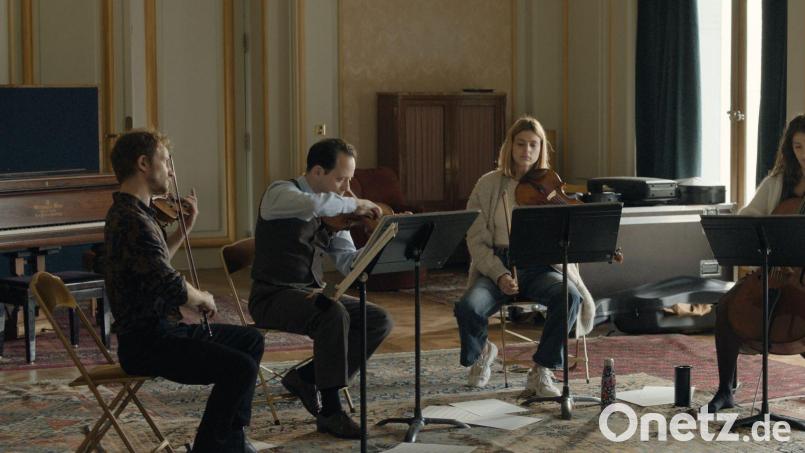 Dass die Musikerrollen mit echten Instrumentalisten besetzt sind, verleiht den Proben- und Konzertsequenzen besondere Glaubwürdigkeit. Bild: Weltkino Verleih/dpa