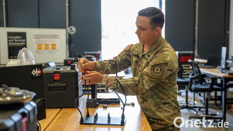 US-Sergeant Ryan Minton hat ein System entwickelt, mit dem feindliche Drohnen erkannt werden sollen. Der Detektor besteht aus Teilen, die er bei Amazon bestellt hat, und wurde dann im neuen Militärlabor in Grafenwöhr zusammengebaut. Bild: Marina Gube