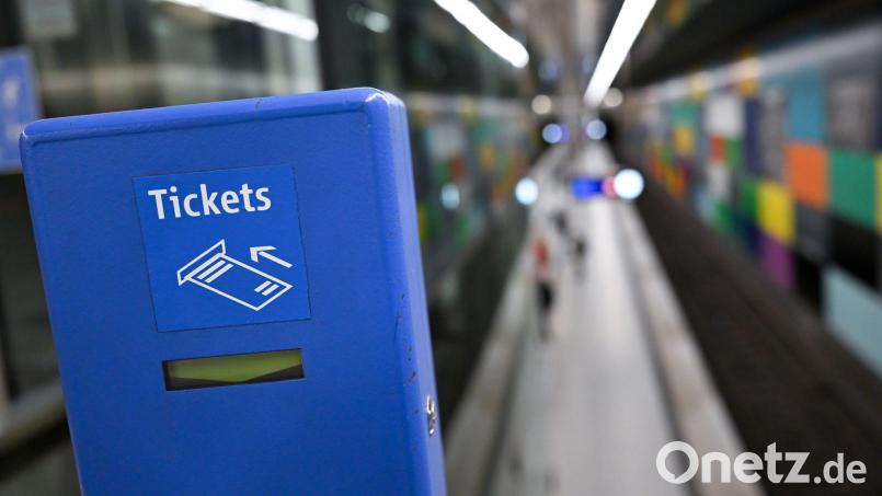 Wohl dem, der weiß, welches Ticket er für seine Fahrt in Bus und Bahn braucht. Ab 2027 soll in Bayern schrittweise eine Vereinfachung kommen. (Illustration) Bild: Sven Hoppe/dpa