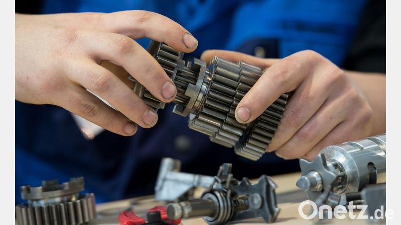 In der bayerischen Metall- und Elektroindustrie wird weniger ausgebildet. (Archivbild) Bild: Sven Hoppe/dpa