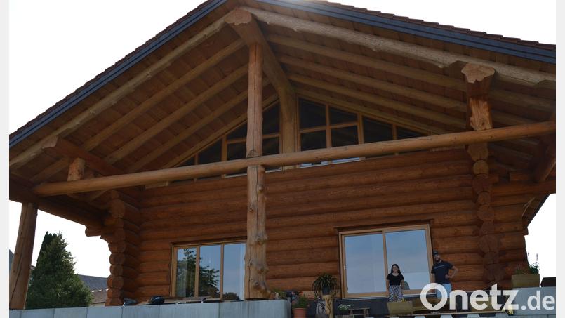 Riesig ragt das Blockhaus von Sarah Bauer und Jonas Leipold am Ortsrand von Metzlasreuth in die Höhe. Bild: Anne Wiesnet
