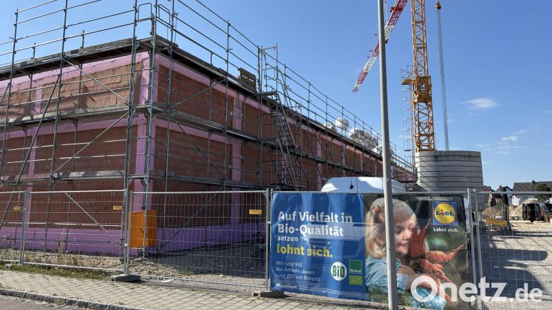 Die Außenwände stehen schon: Am Angerweiher in Nabburg wird derzeit eine neue Filiale von Lidl gebaut. Bild: sbö