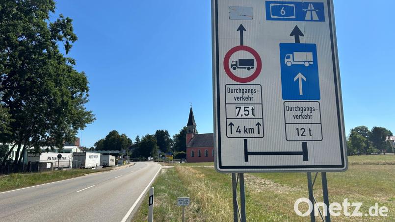 Die Ortsdurchfahrt von Waidhaus ist seit 2007 für Fahrzeuge mit einem zulässigen Gesamtgewicht von mehr als 7,5 Tonnen gesperrt. Die Beschilderung mit dem Zusatzzeichen „4 km Länge“ und „Durchgangsverkehr“ an den Ortseingängen zeigt das deutlich an. Bild: ck