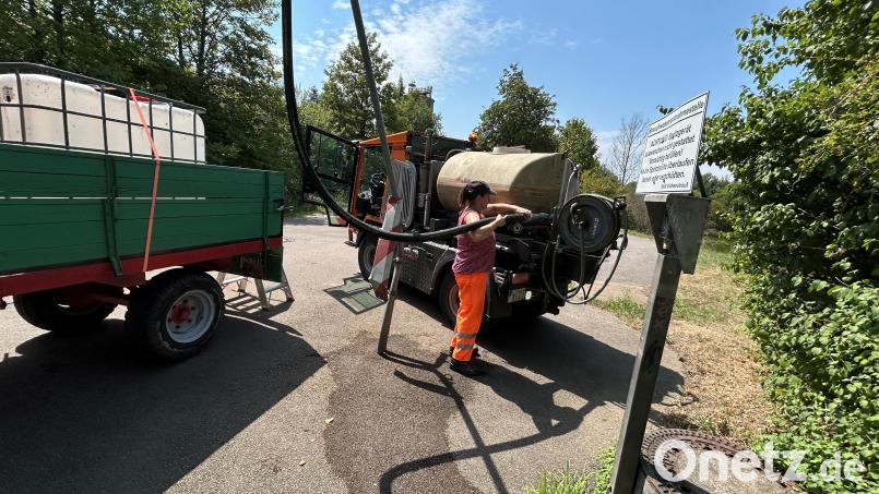 Die Brauchwasserstelle am Regenüberlaufbecken am Bauhof ist seit Mittwoch geschlossen. Auch am Hütbrunnenweg ist die Versorgung nicht mehr möglich. Aktuell läuft das Wasser hier nur sehr spärlich nach. Auch Stadtgärtnerin Sabine Dworzak muss nun mit ihrem Tankwagen die anderen Standorte anfahren. Bild: ck