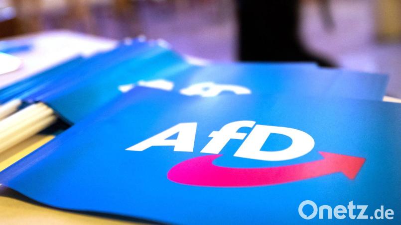Der Vorfall ereignete sich an einem AfD-Stand in Rosenheim vor der bayerischen Kommunalwahl. (Symbolbild) Bild: Daniel Karmann/dpa