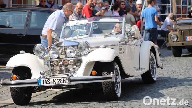 Dieses weiße Elisar-Cabriolet, das auf Mercedes-Benz-Technik beruht, schaute sich auch Bürgermeister Roman Schäffler bei einem der bisherigen Treffen einmal genauer an. Auch heuer werden die Oldtimer zur Vorstellung über den Stadtplatz rollen. Bild: Rainer Sollfrank