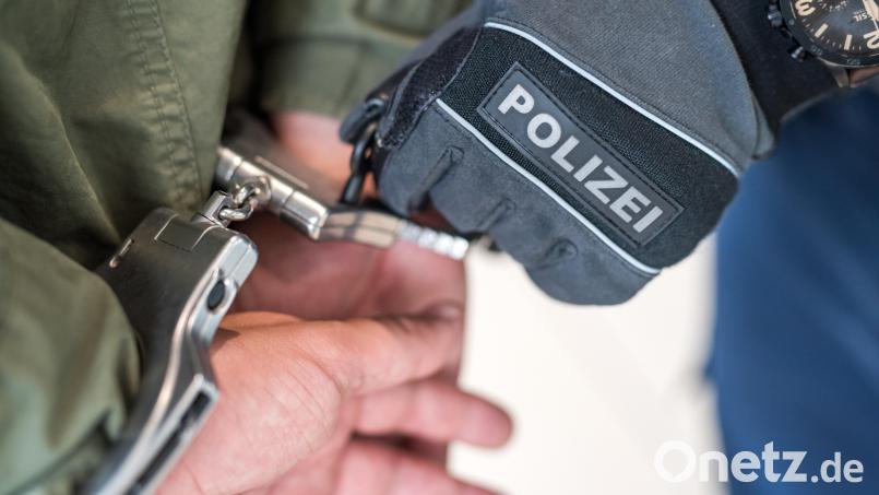 Bei Grenzkontrollen an er A6 haben Beamte der Bundespolizeiinspektion Waidhaus am Dienstag (4. August) einen per Haftbefehl gesuchten Mann festgenommen. Symbolbild: Bundespolizei