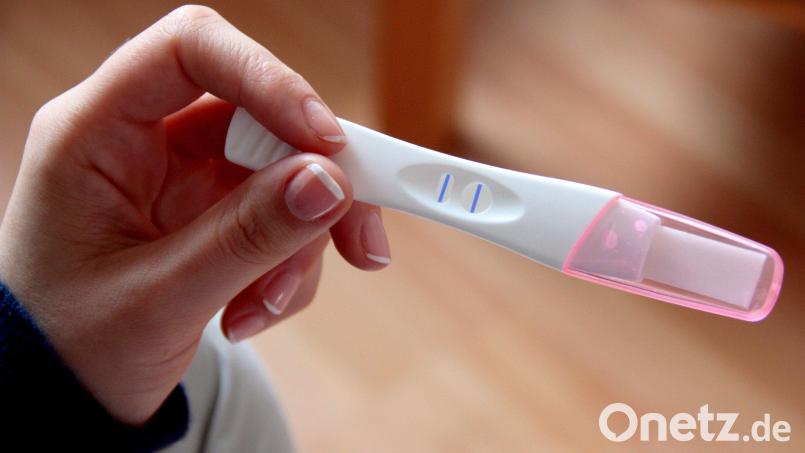 Bis der Schwangerschaftstest Erfolg anzeigt, ist es für viele Paare ein weiter Weg. Welche Möglichkeiten haben und nutzen die Nordoberpfälzer mit unerfülltem Kinderwunsch? Bild: Mascha Brichta/dpa