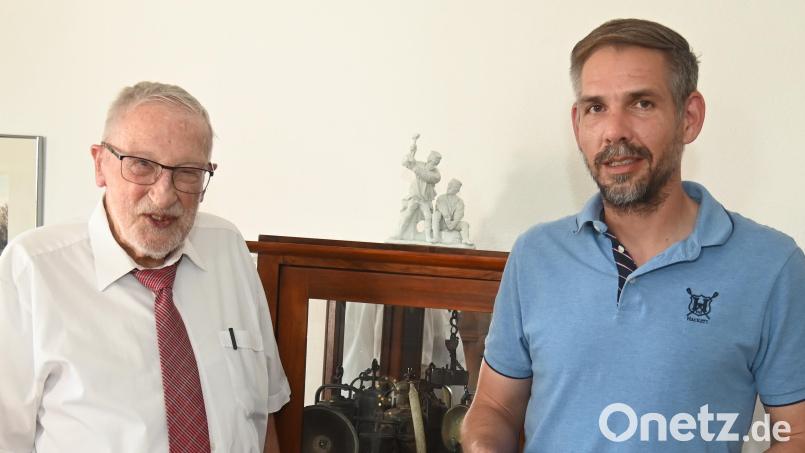Ambergs Oberbürgermeister Michael Fritz (rechts) gratuliert dem 95-jährigern Hans-Peter Drescher zum Geburtstag. Bild: Gerhard Franz
