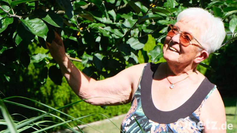 Der Hausgarten und die Blumenpflege erfahren Tag für Tag Betreuung und Pflege durch Sieglinde Sommer, die ihren 85. Geburtstag feierte. Bild: Fred Lehner