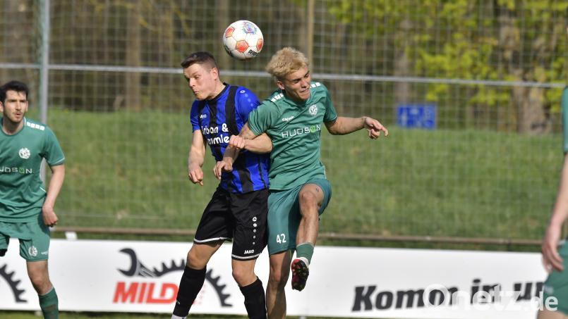 Zurück nach Rotsperre: Jonas Schwindl (rechts) steht der DJK Gebenbach nach seiner Sperre am Freitag gegen Bamberg wieder zur Verfügung. Bild: Hubert Ziegler