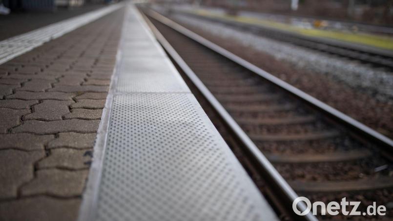 Die einfahrende S-Bahn konnte noch vor dem 67-Jährigen auf den Gleisen stoppen. (Symbolbild) Bild: Daniel Karmann/dpa