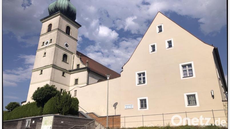 Im Obergeschoss des Kooperatorenhauses in Beidl (rechts) können künftig Ehen geschlossen werden. Bild: Werner Robl
