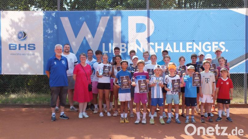 Das sind die Sieger der offenen Landkreismeisterschaft im Tennis zusammen mit dem Turnierleiter Martin Schmid (Zweiter von links), Vereinsvorsitzendem Andreas Dörner (Vierter von links) sowie den Ehrengästen auf der Anlage der TSG Mantel-Weiherhammer. Bild: mte