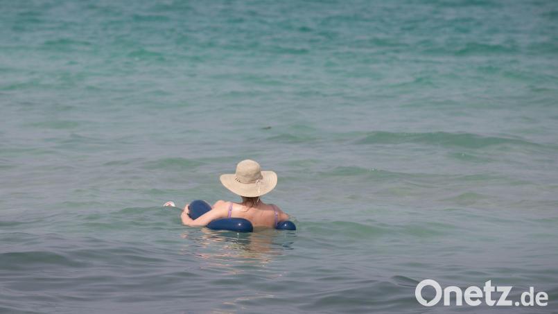 Das Mittelmeer wird immer wärmer und ein Bad bei Wassertemperaturen um die 30 Grad bringt keine Erfrischung mehr. (Archivbild) Bild: Clara Margais/dpa