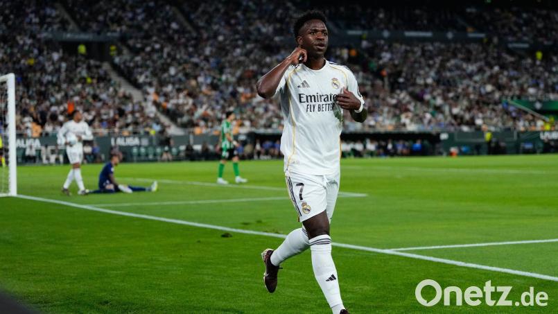 Vinícius Junior hat seinen Vertrag bei Real Madrid langfristig verlängert. (Archivbild) Bild: Jose Breton/AP/dpa