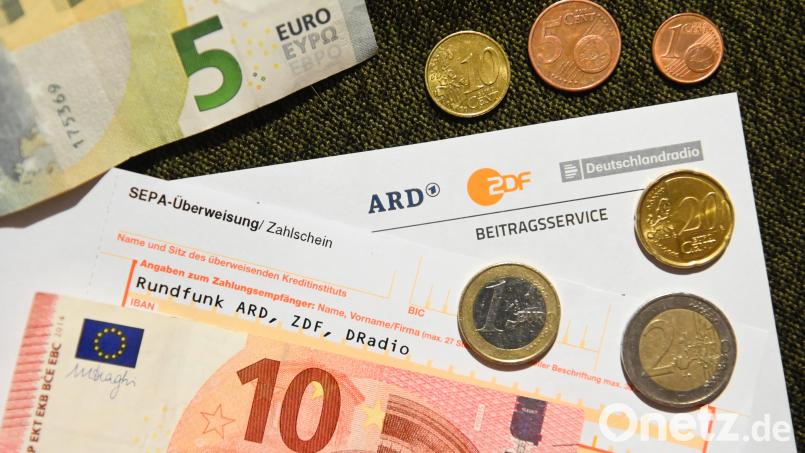 In der neuen Folge „Short Crimes“ beschäftigt sich das Gerichtsteam von Oberpfalz-Medien mit einer Klagewelle gegen den Rundfunkbeitrag an den Verwaltungsgerichten. Symbolbild: Nicolas Armer/dpa