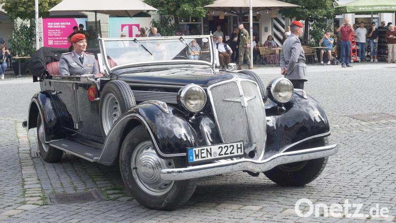Kommandeurin Hekja Marlen Werner verabschiedet sich von ihrem Weidener Bataillon 375 – in einem uralten Oldtimer-Cabrio. Bild: jut