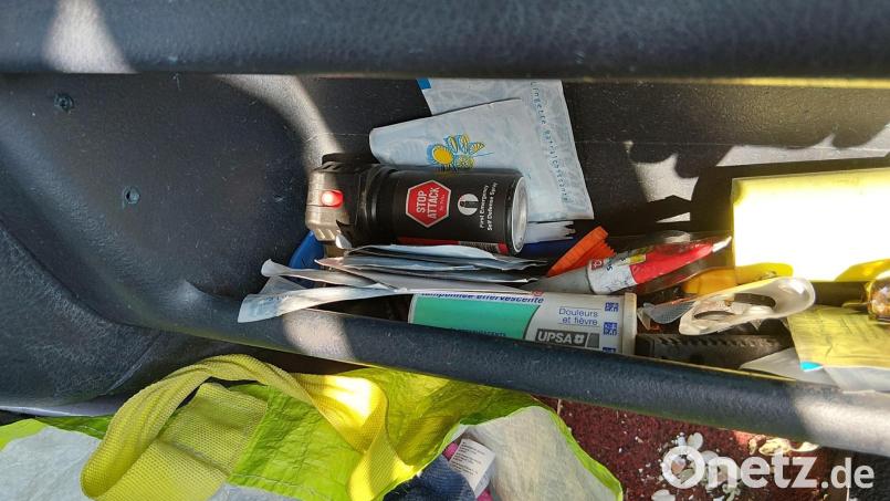 Am Mittwochabend (5. August) haben Bundespolizisten auf der BAB 6 bei einem 57-jährigen Rumänen ein verbotenes Pfefferspray sichergestellt. Bild: Bundespolizei