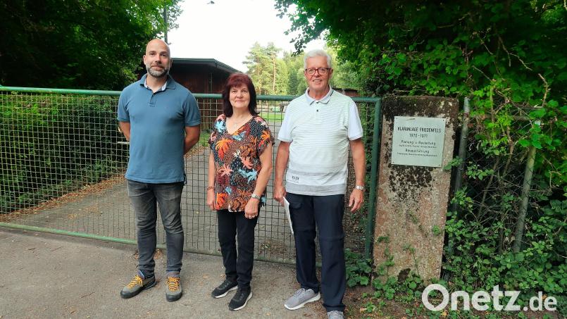 Die Verantwortlichen der Bürgerinitiative "Mitbestimmung Bezahlung Kläranlage": Michael Merkl (von links), Monika Wiese und Hermann Stobitzer. Sie setzen trotz der unterschiedlichen Auffassung zur Bezahlung der Kläranlage, weiterhin auf einen fairen Konsens und sachlichen Diskurs mit den Verantwortlichen der Gemeinde Friedenfels. Bild: Bernhard Schultes