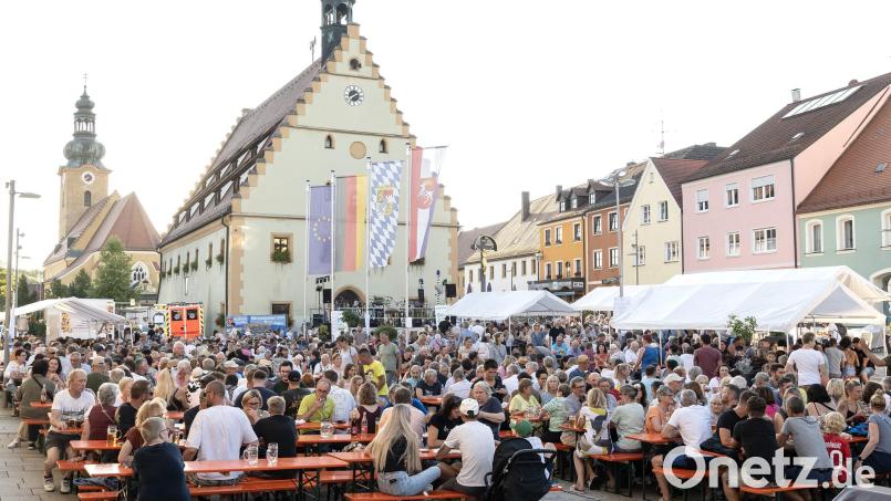 Wegen des Martktplatzfestes werden Bushaltestellen in Hirschau vorübergehend verlegt. Archivbild: Werner Schulz