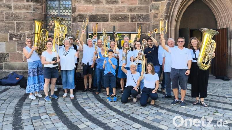 Die Teilnehmenden des Dekanatsposaunenchors vor der Jakobskirche in Nürnberg. Bild: Patrik Willecke