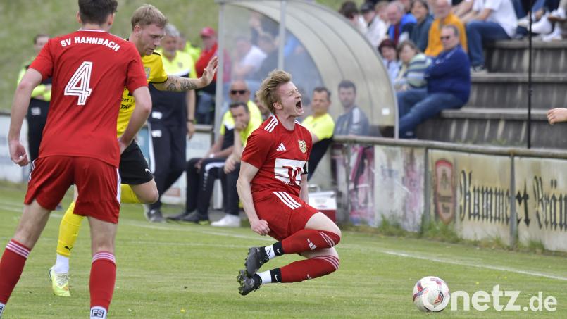 Die Verletzungssorgen des SV Hahnbach (rot) gingen bereits zum Ende der vergangenen Saison los. Die Lage spitzte sich in der neuen Spielzeit allerdings noch einmal zu. Bild: Hubert Ziegler