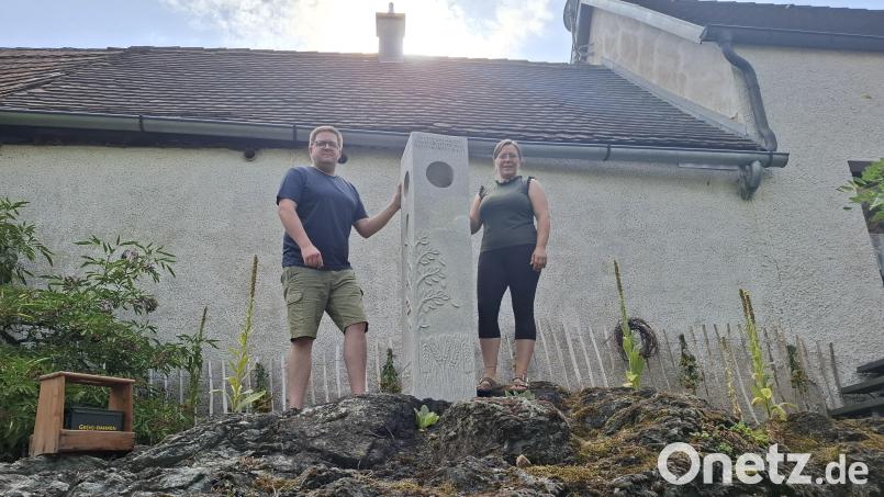Bernhard und Stefanie Unterburger haben in ihrem Garten auf einem Felsen ein Gipfelkreuz stehen. Bild: esc