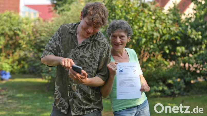 Christian Emmel und seine Mama Monika Hecken-Emmel haben eine Challenge laufen. Sie sucht eine Nachfolge für ihre Arztpraxis in Hahnbach. Er ist überzeugt, dass Social-Media die Sache klärt. Sie glaubt, der klassische Weg ist der bessere. Bild: Christian Emmel