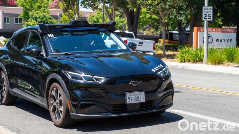 Solche zu selbstfahrenden Autos umgebauten Mustang-Elektroautos von Ford sollen Fahrgäste in London befördern. Bild: Andrej Sokolow/dpa