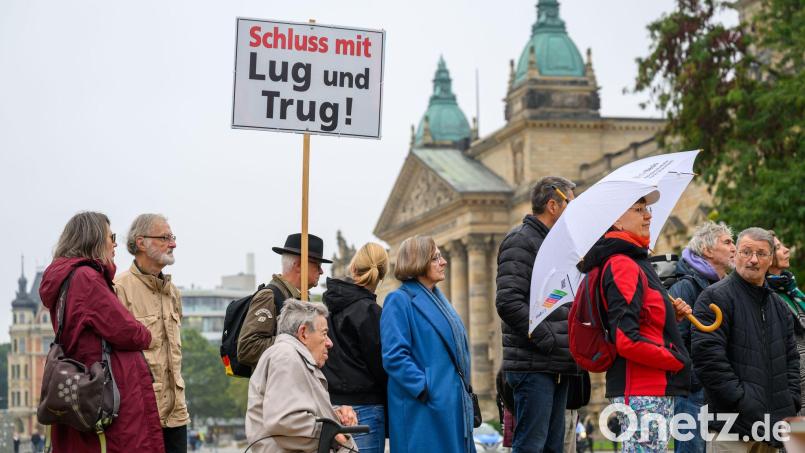 Teilnehmer einer Kundgebung gegen den Rundfunkbeitrag im vergangenen Jahr vor dem Bundesverwaltungsgericht in Leipzig. Dort entschied der Senat, wie die Verwaltungsgerichte mit den zunehmenden Klagen verfahren sollen. Symbolbild: Hendrik Schmidt /dpa