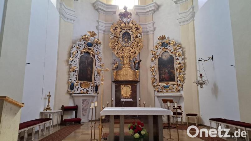 Im Mittelpunkt der Pfarrkirche Mariä Himmelfahrt steht der reich vergoldete Akanthusaltar, der aus der Zeit rum 1700 herum stammt. Bild: Karl Ziegler
