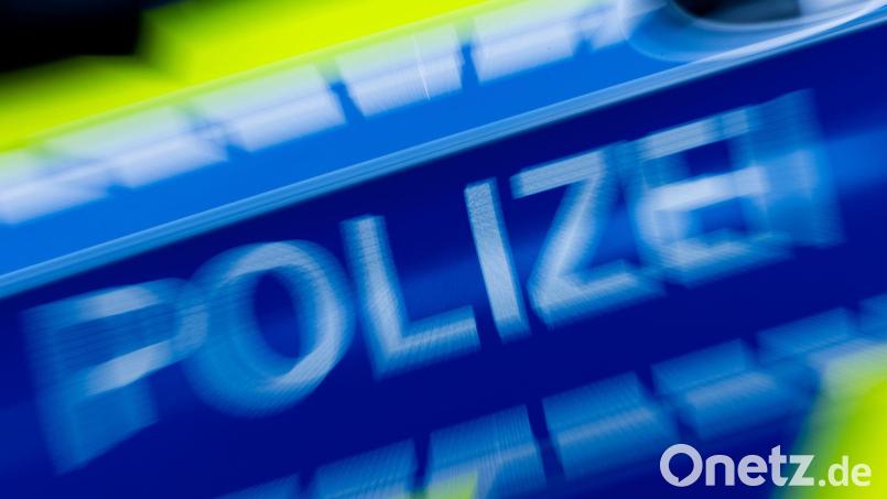 Die Polizei nahm einen Mann vorläufig fest, der eine Schreckschusswaffe und ein verbotenes Springmesser dabeihatte. (Symbolbild) Bild: Rolf Vennenbernd/dpa