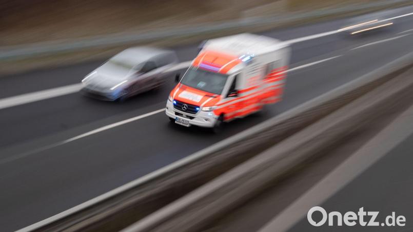Das Auto kam von der A3 ab - und schleuderte auf eine Bahntrasse. (Symbolbild) Bild: Julian Stratenschulte/dpa