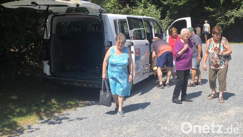Mit einem Shuttle-Service kommen Senioren zur Blockhütte ins Waldnaabtal. Bild: Werner Robl