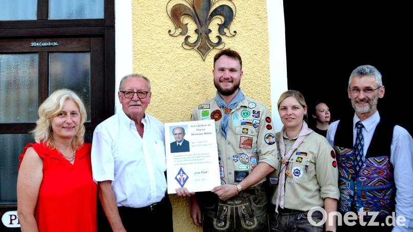 Auf dem Bild von links: 2. Bürgermeisterin Elisabeth Kraus, Hans Grieger, Stammesführer Moritz Heldmann und Kim Ruhnau und Pfarrer Helmut Brügel. Bild: Grieger