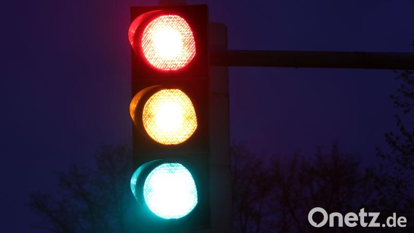 An der Kreuzung von Regensburger Straße und Dreifaltigkitsstraße in Amberg kam es am Mittwochabend zu einem Unfall. Symbolbild: Jens Büttner /dpa