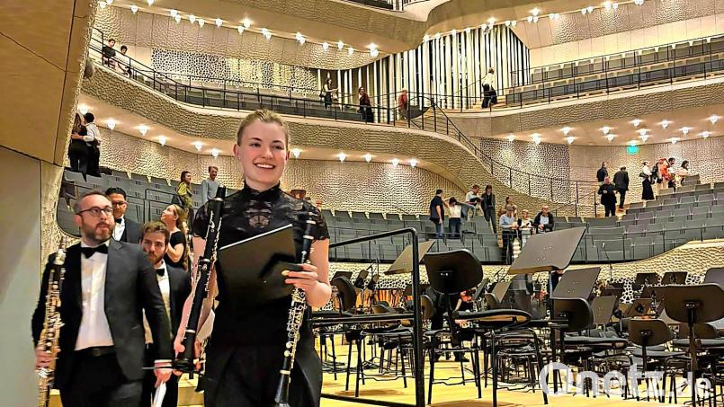 Ein ganz besonderes Erlebnis für Nachwuchsmusikerin Anna Haberkorn (vorne): Das Konzert mit der Norddeutschen Orchesterakademie in der Elbphilharmonie in Hamburg. Bild: Anna Haberkorn