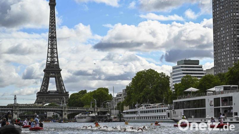 Die Freiwasserrennen finden mitten in Paris statt. Bild: Julien De Rosa/AFP/dpa