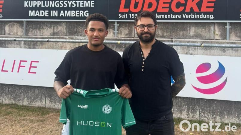 Gebenbachs Sportlicher Leiter Erdal Izmire (rechts) freut sich über die Verpflichtung von Remmy Kruse. Bild: Verein/DJK Gebenbach