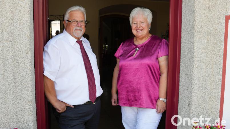Arnold Pirner und Pfarrhausfrau Rita Gleißner öffneten gerne die Tür des barocken Pfarrhofs in Luhe für Gäste. Aufgrund des Ruhestands des Geistlichen ziehen die Beiden jetzt aus. Bild: Gabi Schönberger