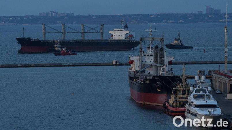 Russland wirft der Ukraine vor, militärische Güter in Getreidefrachtern transportieren zu lassen. (Archivbild) Bild: Evgeniy Maloletka/AP/dpa
