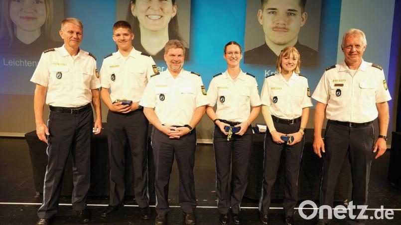 Ehrung für die Seminarbesten durch Landespolizeidirektor Matthias Messer (links) Polizeivizepräsident Michael Libianka (Dritter von links) und Polizeioberrat Thomas Scherer (rechts): Maximilian Krätzer (Zweiter von links), Julia Huller (Vierte von links), Isabell Leichtenstern (Zweite von rechts). Bild: Gerd Spies