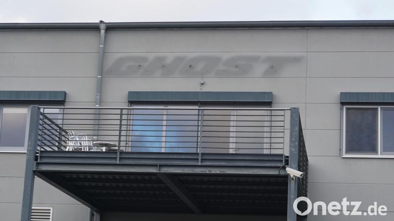 Ghost wird immer mehr zum Geist in Waldsassen: Das Firmenlogo am ehemaligen Ghost-Gebäude wurde bereits vor Monaten abgenommen (hier ein Bild aus dem Dezember 2025). Zuvor waren Produktion und Logistik aus Waldsassen abgezogen worden. Archivbild: jut