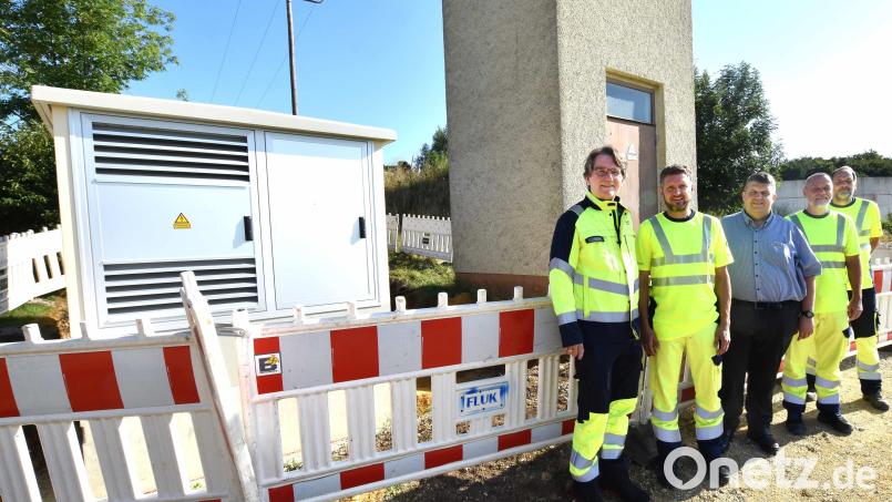 Beim Ortstermin an der alten Trafo-Turmstation und der neuen digitalen Kompaktstation in Pürschläg (von links): Markus Windisch (Kommunalmanager des Bayernwerks für den Landkreis Amberg-Sulzbach), Markus Segerer (Leiter des Kundencenters in Parsberg), Bürgermeister Dieter Dehling, Jürgen Hauer und Stefan Bücherl (beide vom Kundencenter Parsberg). Bild: Norbert Weis
