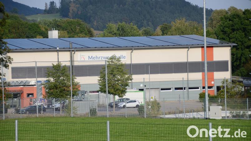 Die PV-Anlage auf der Mehrzweckhalle ist eine Erfolgsgeschichte. Bereits nach 15 Jahren ist sie abbezahlt. Bild: Arnold Koch