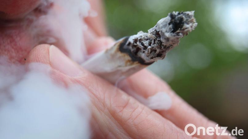 Ein 15-jähriger Cannabiskonsument wollte sich laut Polizei nicht kontrollieren lassen – am Ende ist ein Polizist schwer verletzt. (Symbolbild) Bild: Karl-Josef Hildenbrand/dpa