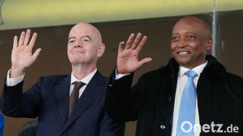 Gianni Infantino (l) und CAF-Präsident Patrice Motsepe - der afrikanische Verband unterstützt weiterhin den FIFA-Chef. (Archivbild) Bild: Themba Hadebe/AP/dpa